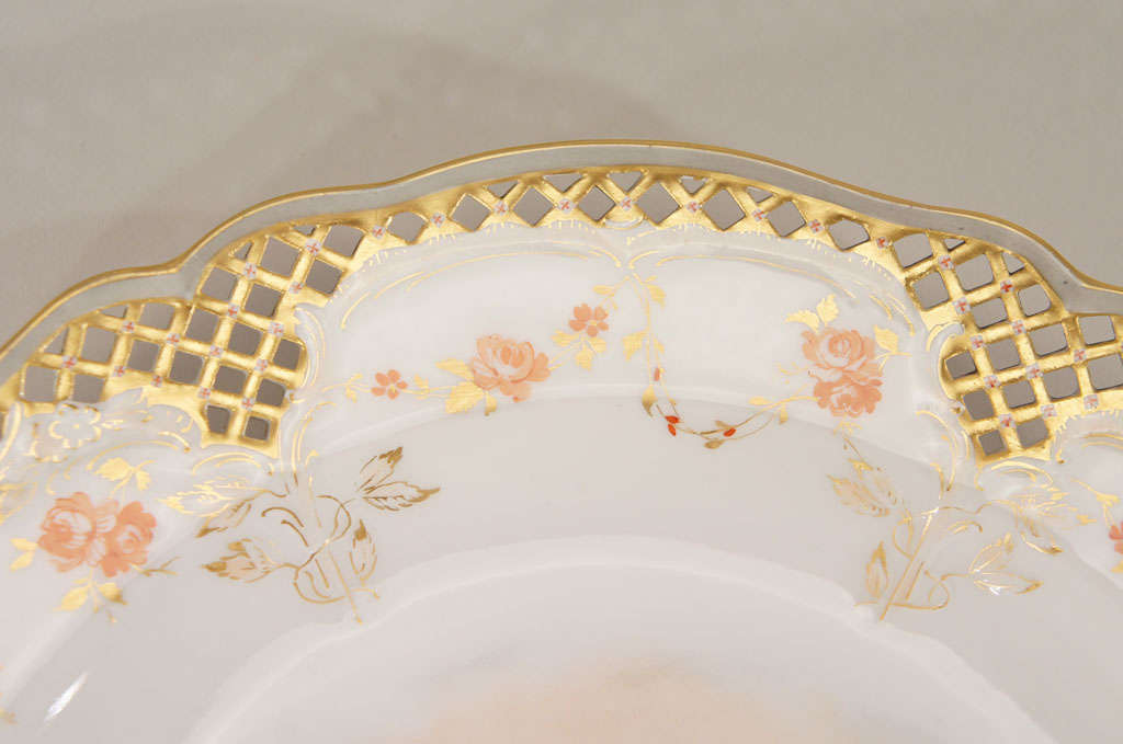 XIXe siècle 12 assiettes d'armoire scéniques KPM peintes à la main avec bordures percées en vente