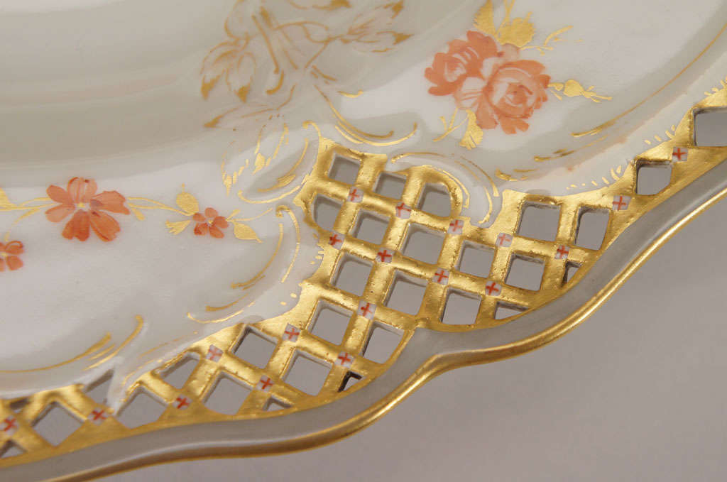 Porcelaine 12 assiettes d'armoire scéniques KPM peintes à la main avec bordures percées en vente