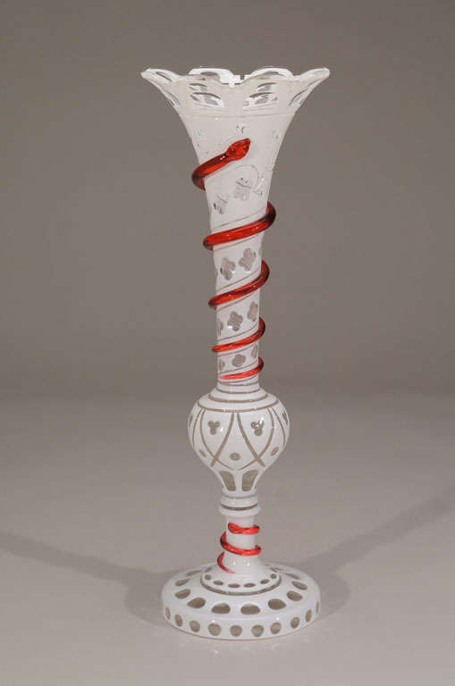 Une belle pièce du 19ème siècle. Vase français en forme de grande trompette avec un recouvrement blanc, un décor taillé en clair et un cristal canneberge appliqué  serpent encerclant le haut en forme de pétale. Le corps est coupé pour dégager la