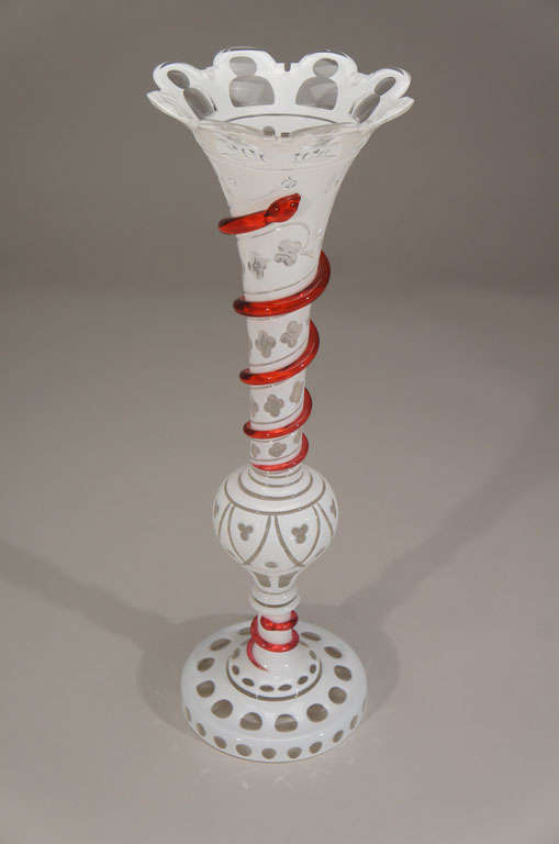 Français Vase trompette français soufflé à la main du 19ème siècle avec décorations appliquées en vente