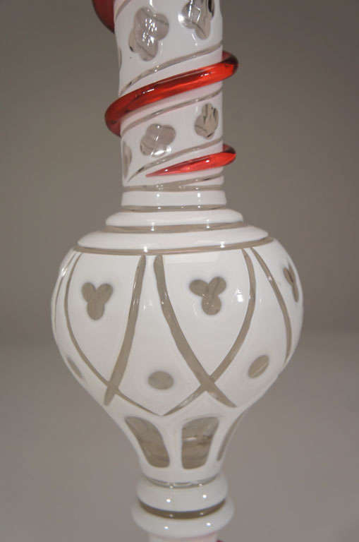 Vase trompette français soufflé à la main du 19ème siècle avec décorations appliquées en vente 3