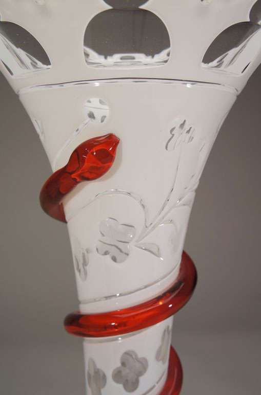 Vase trompette français soufflé à la main du 19ème siècle avec décorations appliquées en vente 5