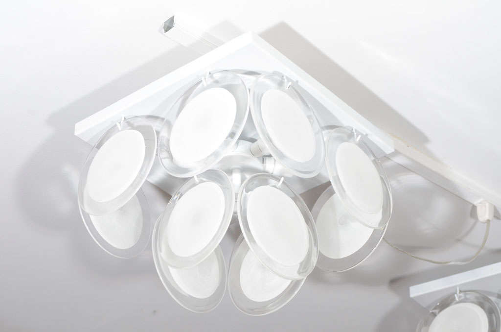 Kleine weiße Muranoglasscheibe nach dem Vorbild von Vistosi. Sie können in verschiedenen Größen, Ausführungen und Glasfarben angepasst werden.