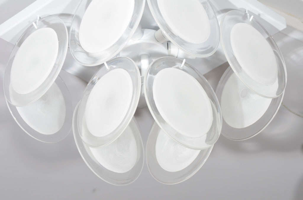 Moderne Petit disque encastré en verre de Murano blanc à la manière de Vistosi en vente