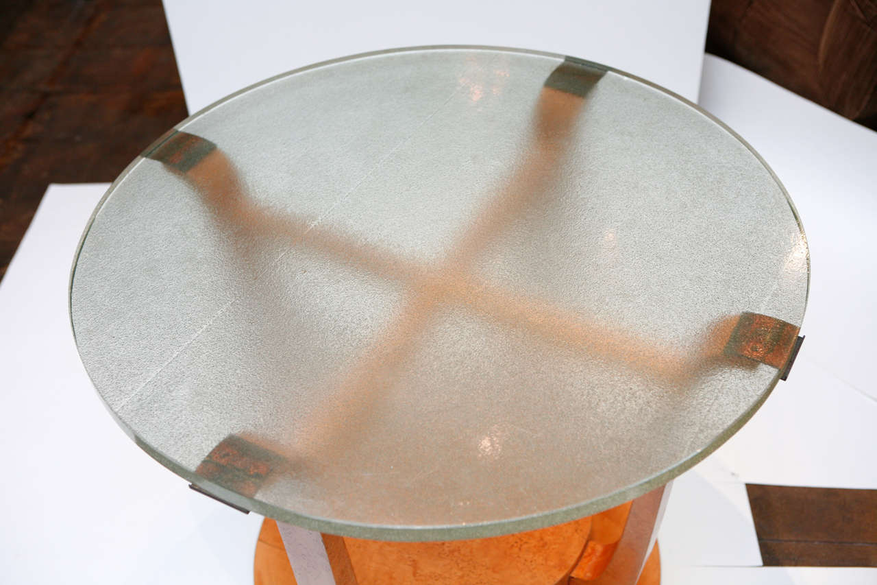 Burled Deco-Tisch mit Glasplatte (Art déco) im Angebot