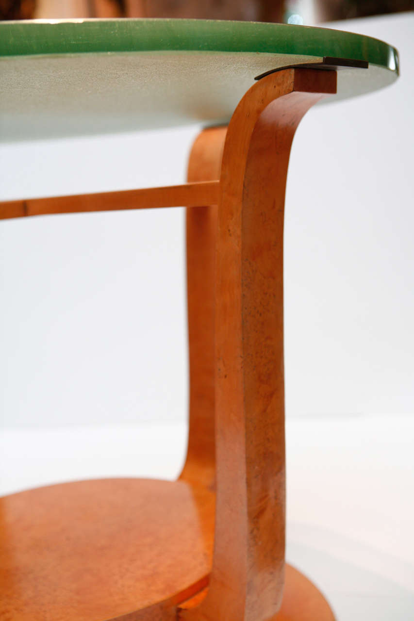 Sculpté Table déco avec plateau en verre en vente