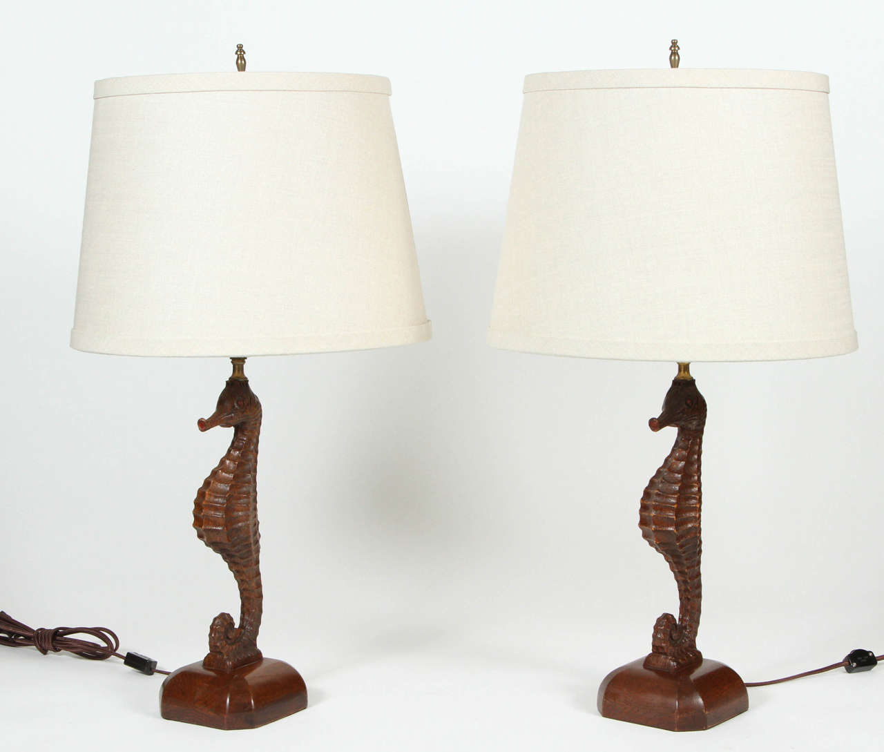 Paar geschnitzte Seepferdchen-Lampen aus Holz