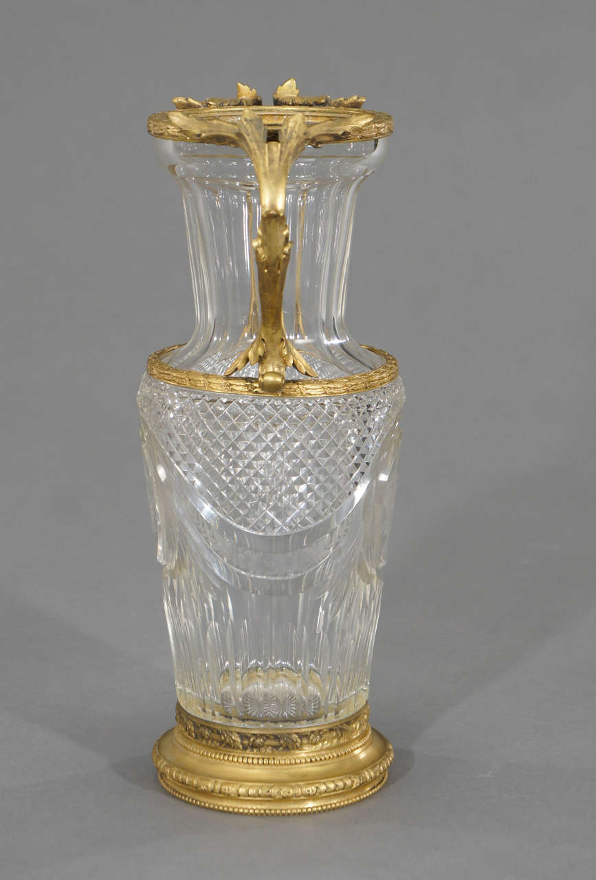 Français Paire de vases Baccarat en cristal soufflé à la main avec  Gravure à la molette et bronze Mo en vente