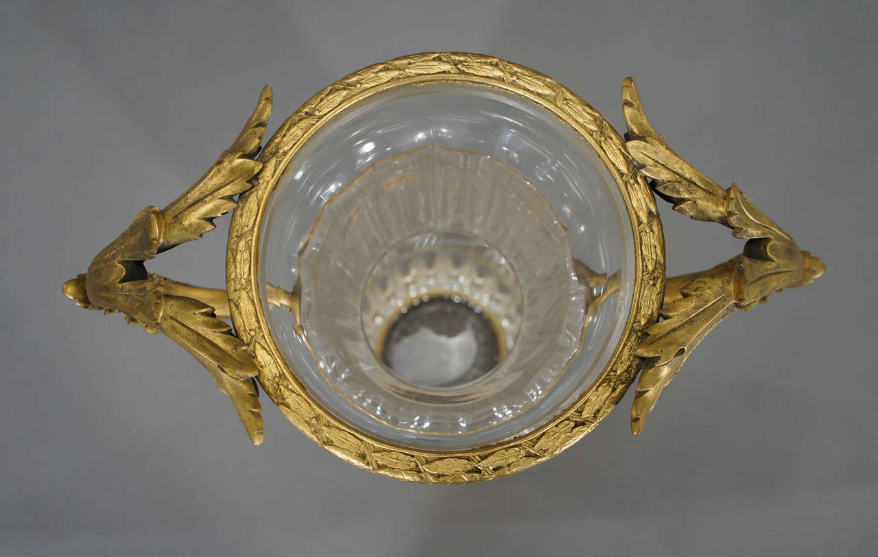 Doré Paire de vases Baccarat en cristal soufflé à la main avec  Gravure à la molette et bronze Mo en vente