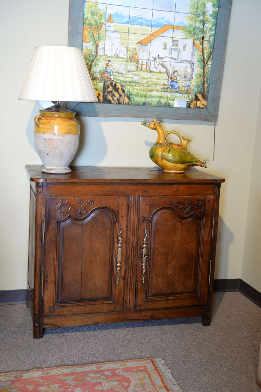 This buffet is a great little size just a bit smaller than the typical buffet and large enough to provide good storage. There is one shelf inside and the spring loaded lock makes it very easy to open and close.  The oak is nicely grained and the