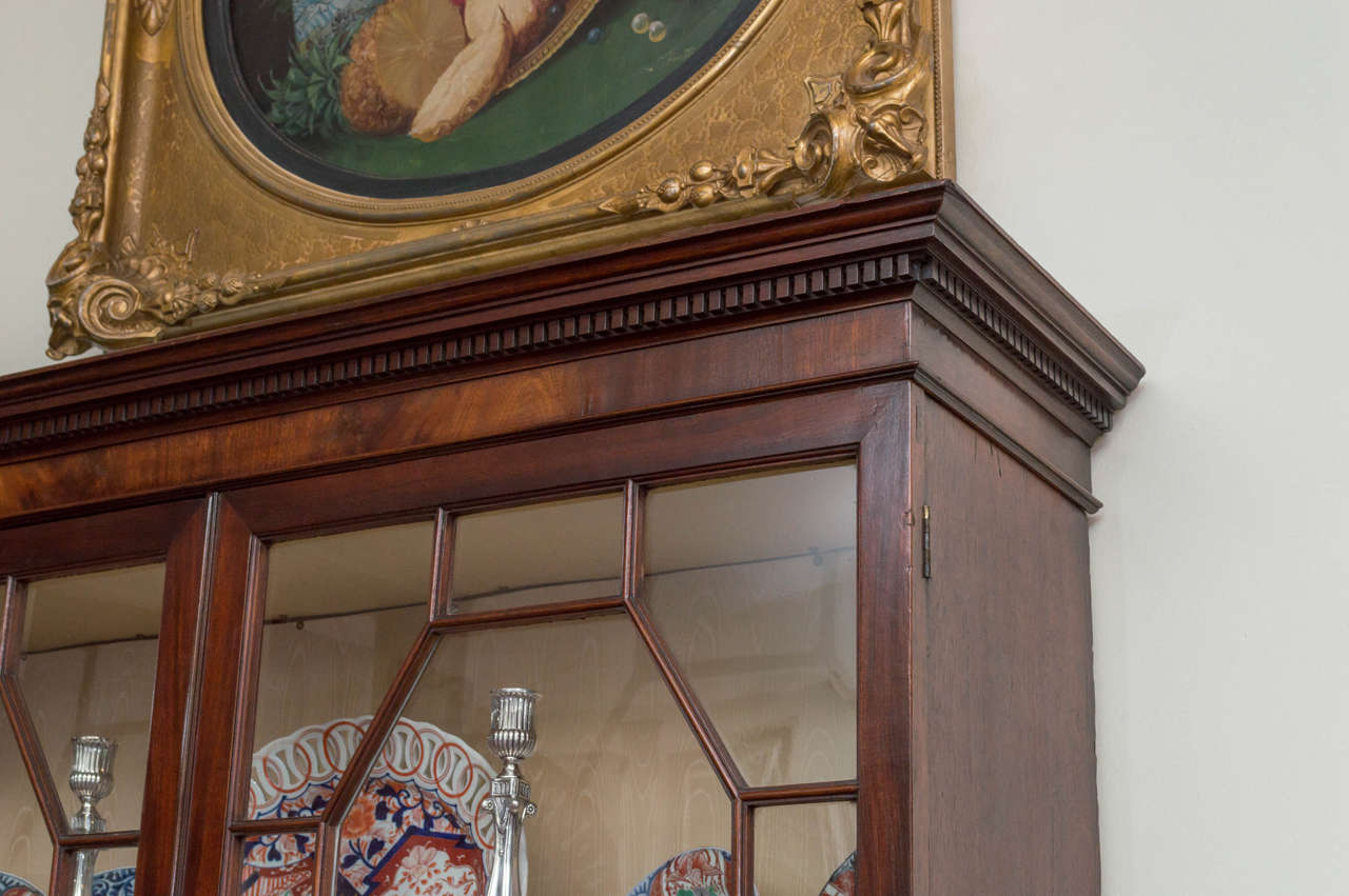 Early 19th Century English George III Figured Mahogany Bookcase In Good Condition For Sale In San Francisco, CA