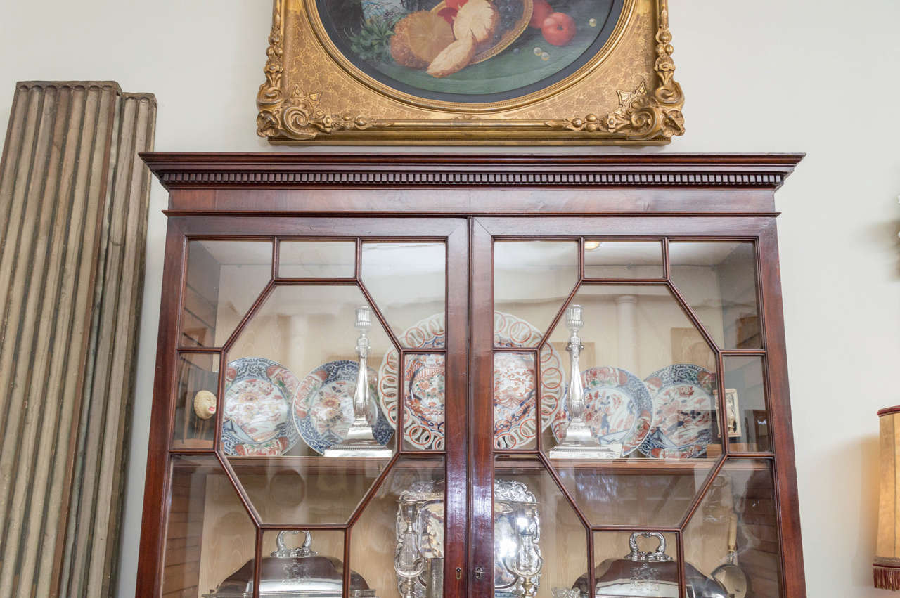 XIXe siècle Bibliothèque en acajou figuré George III anglais du début du 19e siècle en vente