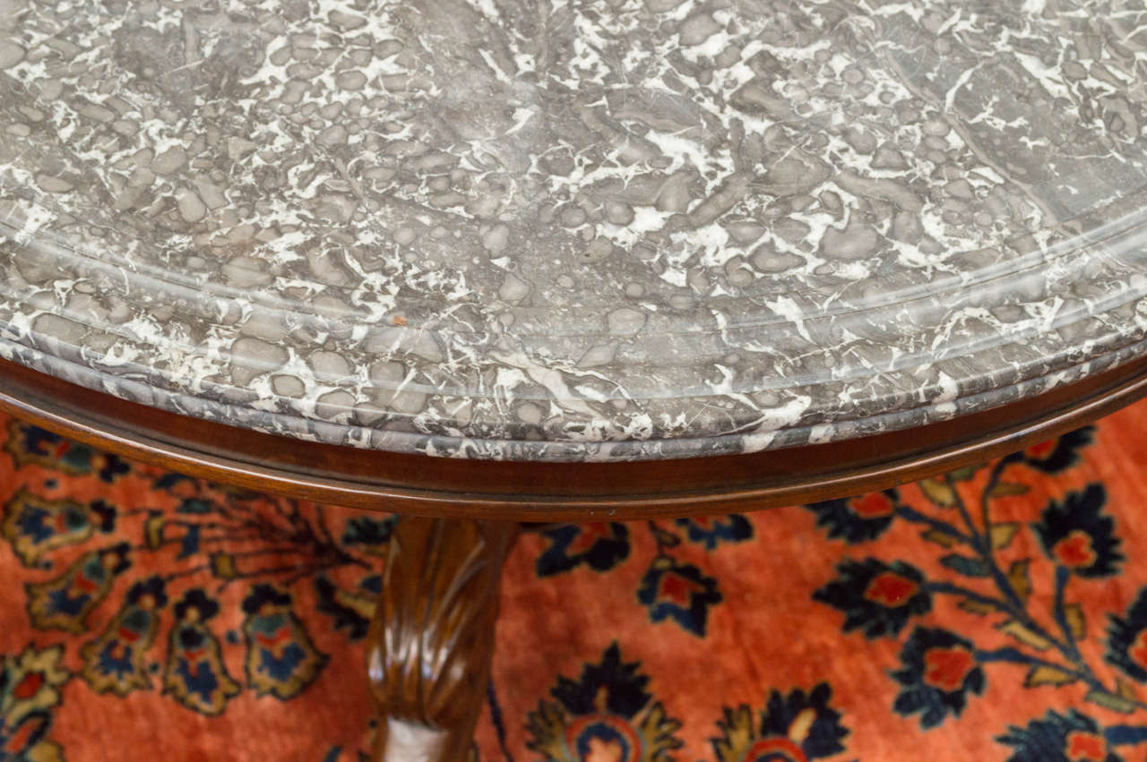 Französischer Mahagoni-Mitteltisch mit grauer Marmorplatte aus dem 19. (Handgeschnitzt) im Angebot