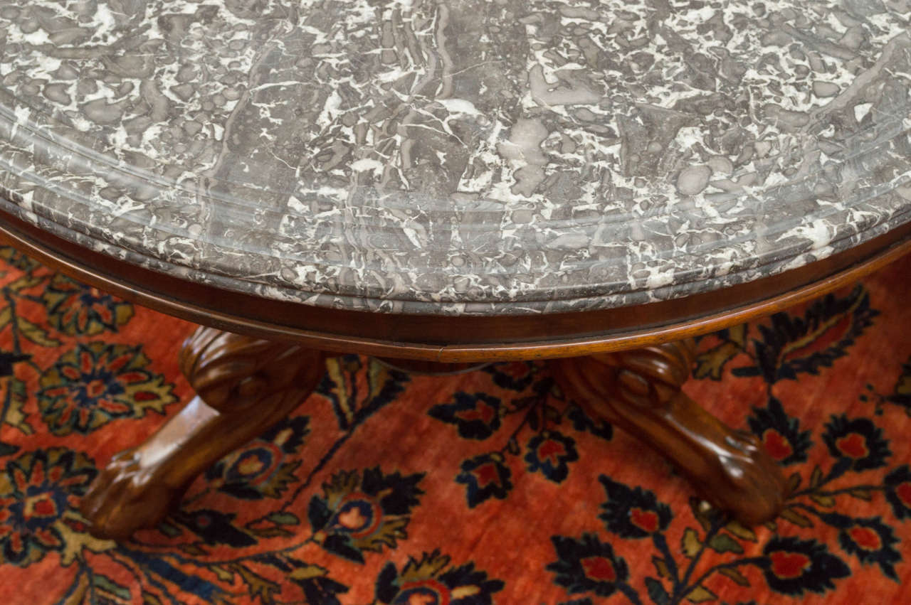 Französischer Mahagoni-Mitteltisch mit grauer Marmorplatte aus dem 19. (19. Jahrhundert) im Angebot