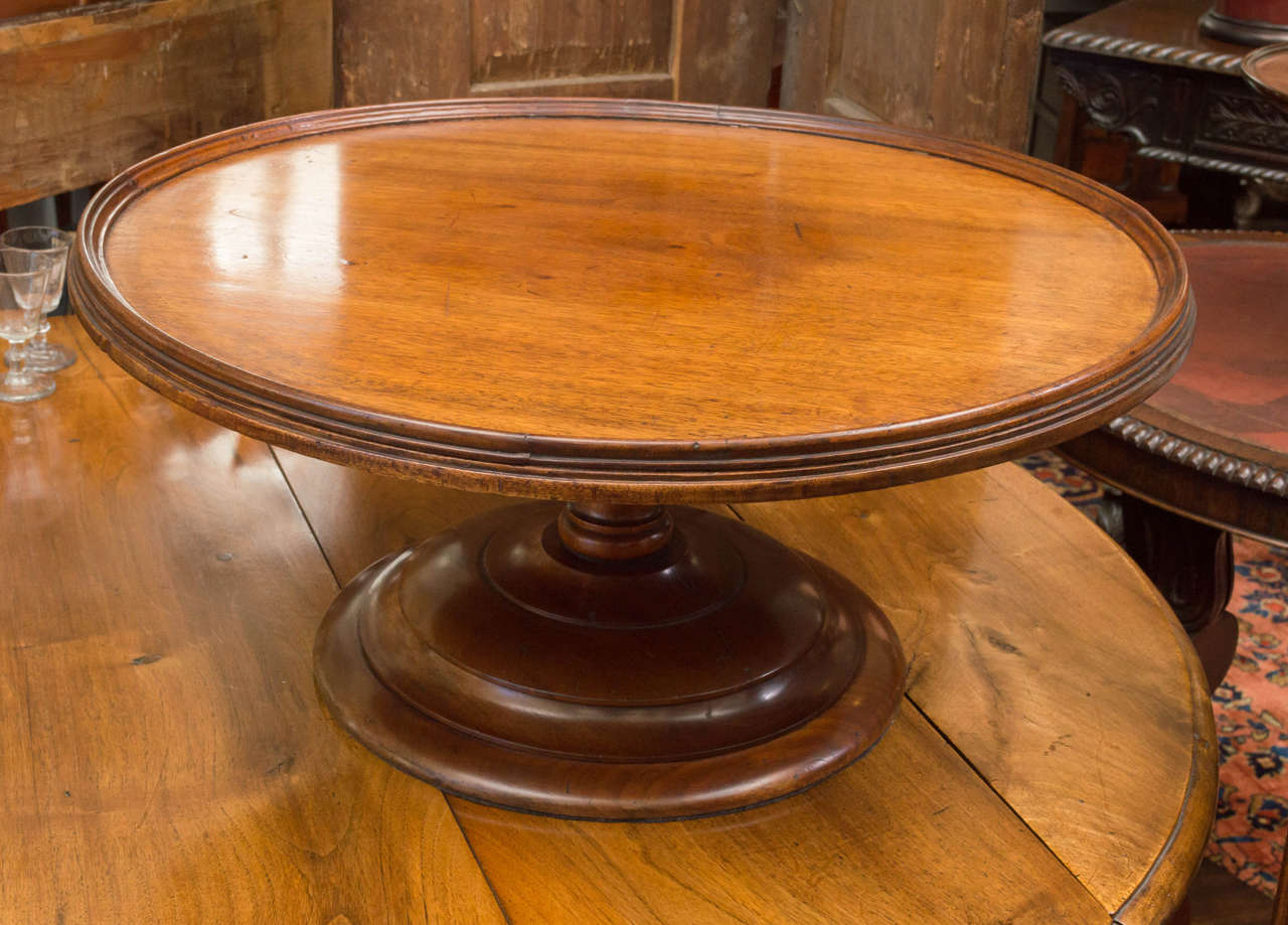 18th century late Georgian mahogany pedestal serving tray (Lazy Susan) of large proportion. Bold turned base, lipped and revolving top.