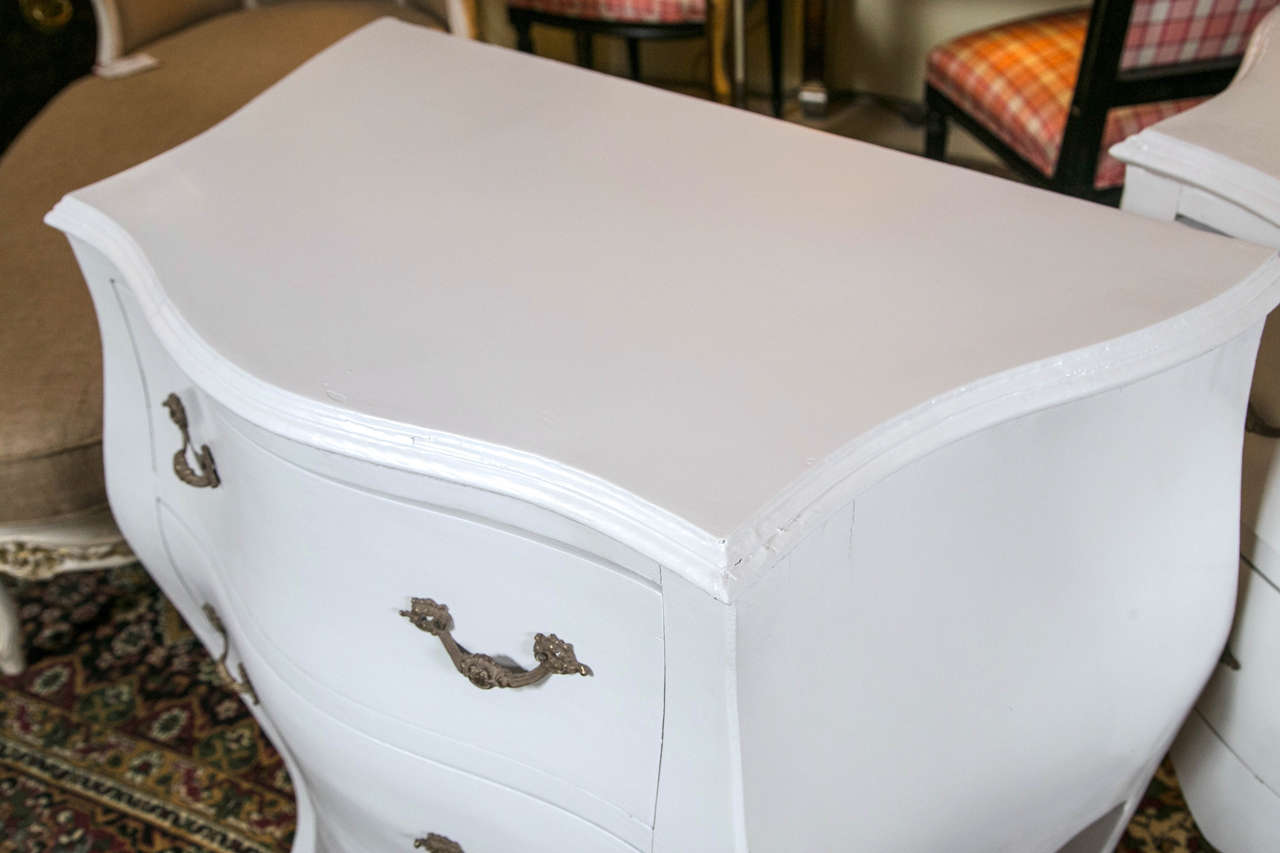 Pair of Painted Bombe Commodes or Nightstands In Good Condition In Stamford, CT