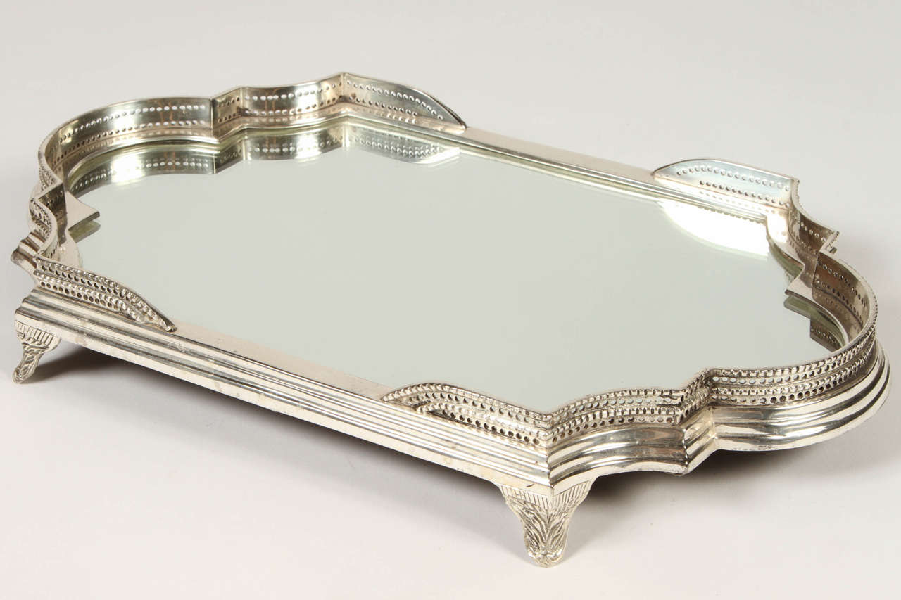 Wunderschönes Spiegelplateau im viktorianischen Stil auf gebogenen Füßen. Die kürzeren Seiten sind mit einer zierlichen, durchbrochenen Galerie versehen. 20. Jahrhundert.
Dieses Tablett eignet sich perfekt, um eine kleine Sammlung von Schätzen zu