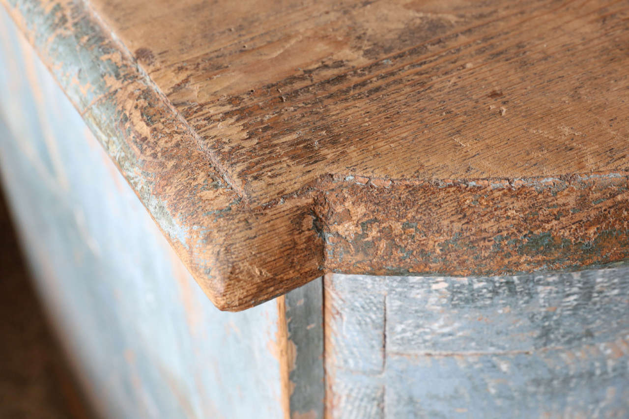 18th Century Swedish Serpentine Commode 1