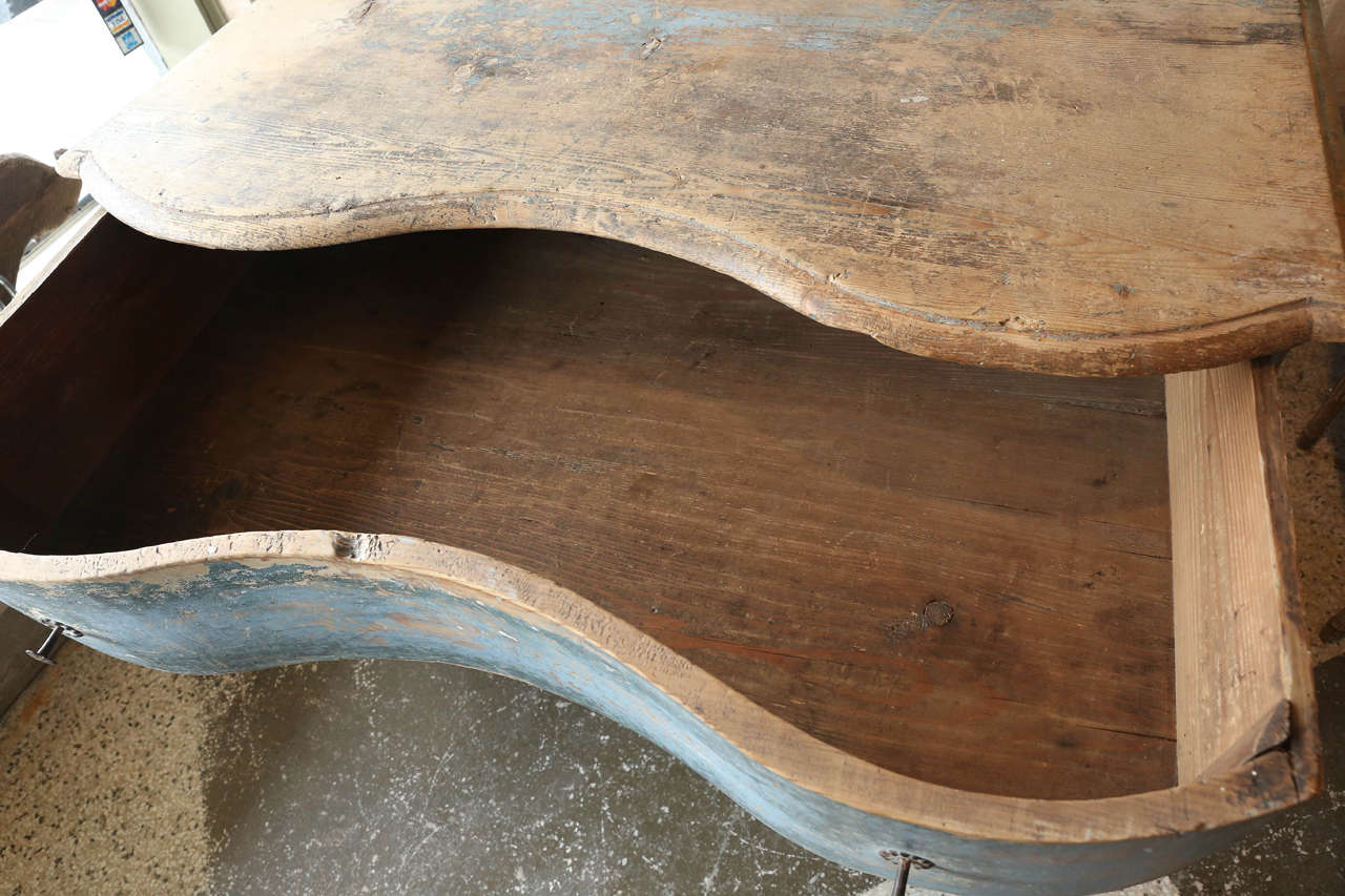 18th Century Swedish Serpentine Commode 2