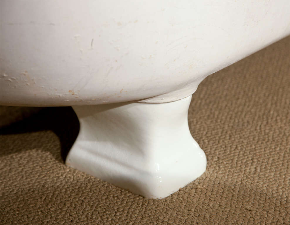 Rare Bath Tub on Earthenware Bracket Feet In Excellent Condition In Stamford, CT