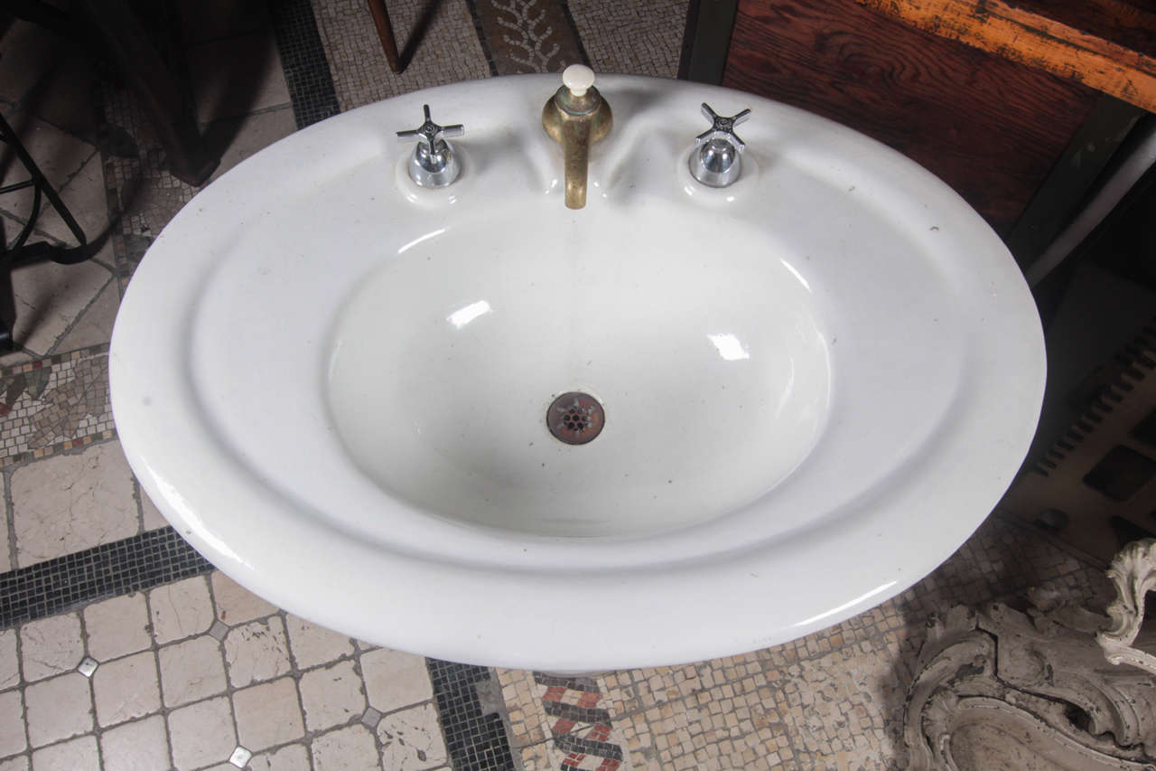 Oval Earthenware Sink from the 1800s In Excellent Condition In New York, NY