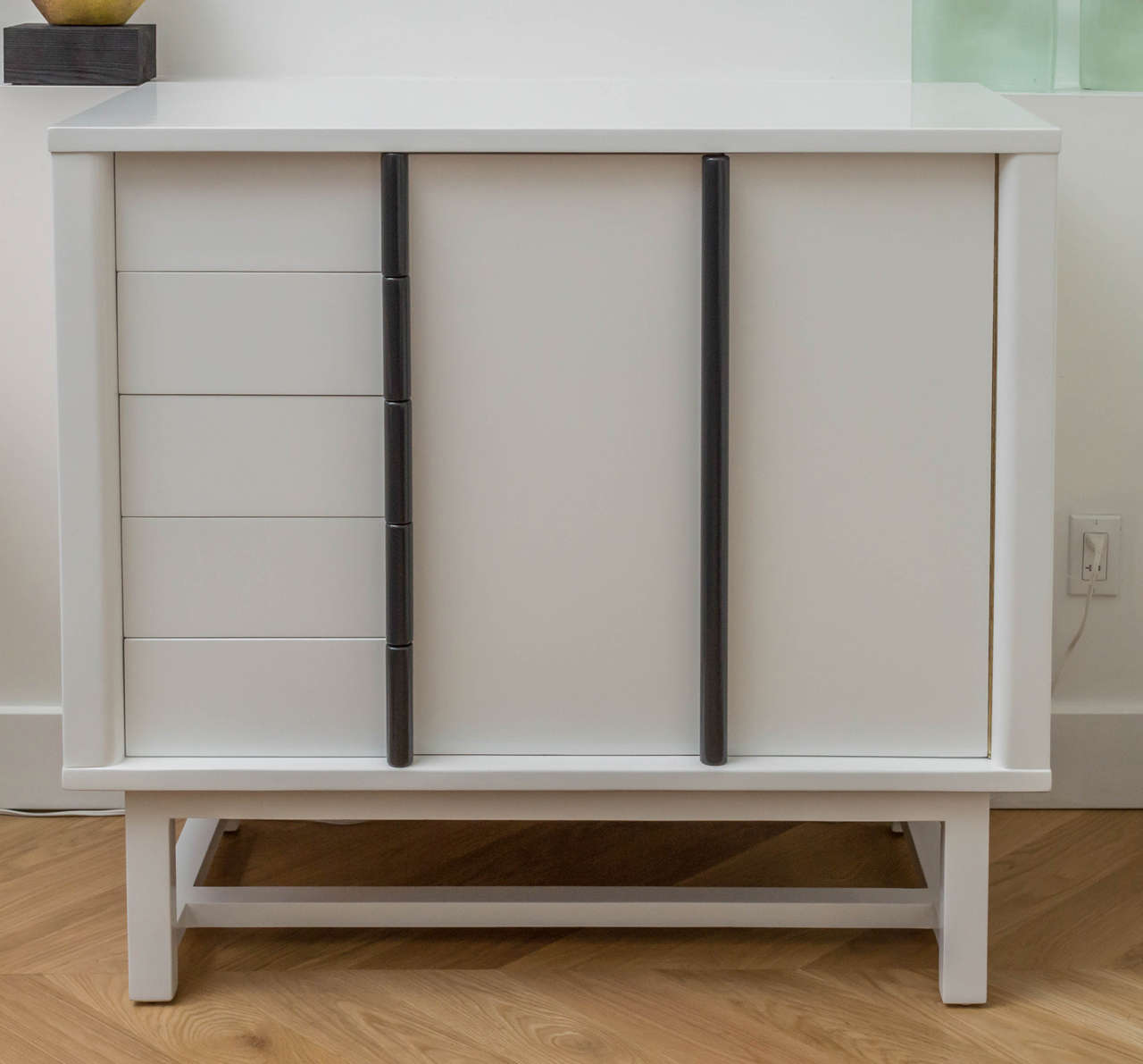 The perfect lacquered chest, with five drawers and adjustable shelves.