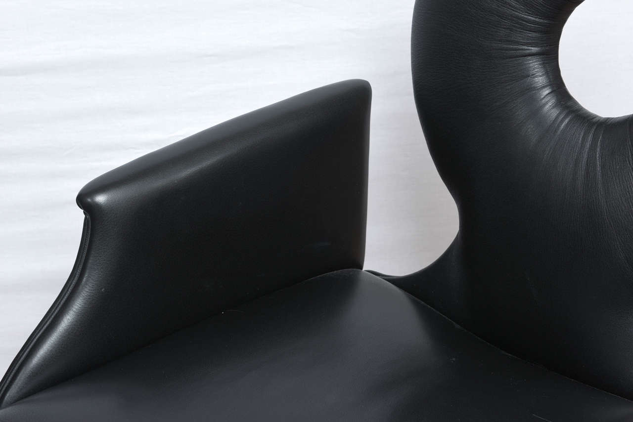 Ensemble de Quatre Fauteuils Italiens en Cuir Noir Bon état - En vente à West Palm Beach, FL