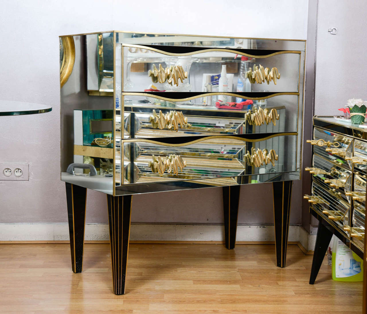 Commode all in mirror with three drawers, handles in bronze.