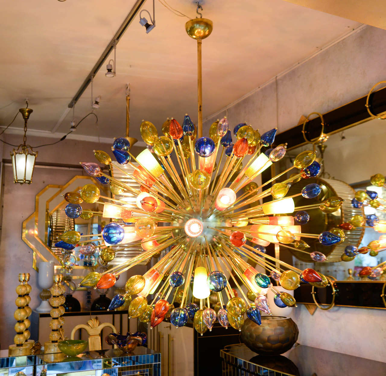 Sparkling chandelier in Murano glass.