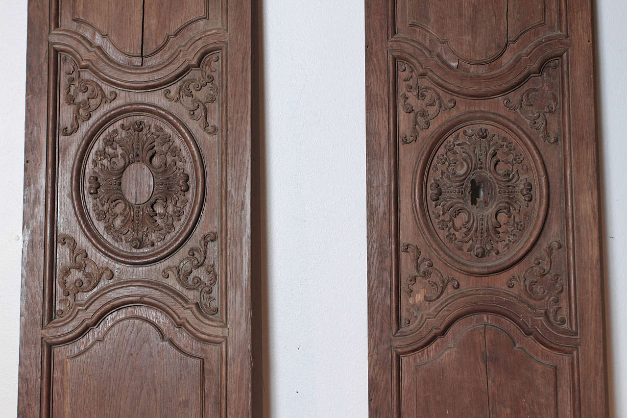 Ensemble de quatre colonnes anciennes en chêne provenant d'une pièce de boiserie française