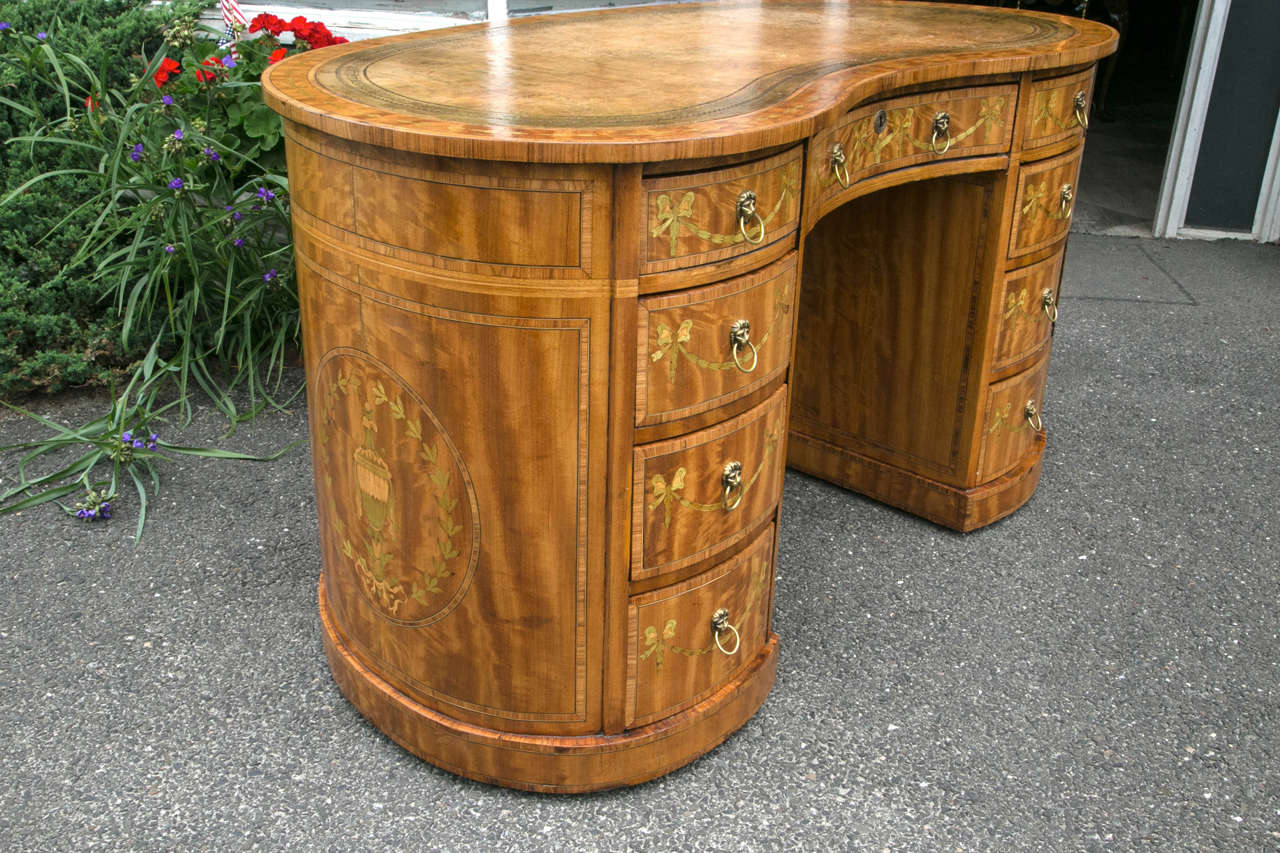 Edwardian Kidney Shaped Desk In Excellent Condition For Sale In Woodbury, CT