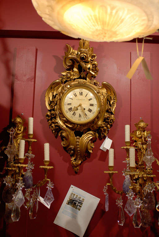 Magnifique pendule cartel suédoise en bois sculpté et doré, le cadran est signé Fabian Hoglund, (horloger renommé au 19ème siècle) et le boîtier est signé A. Lundmark