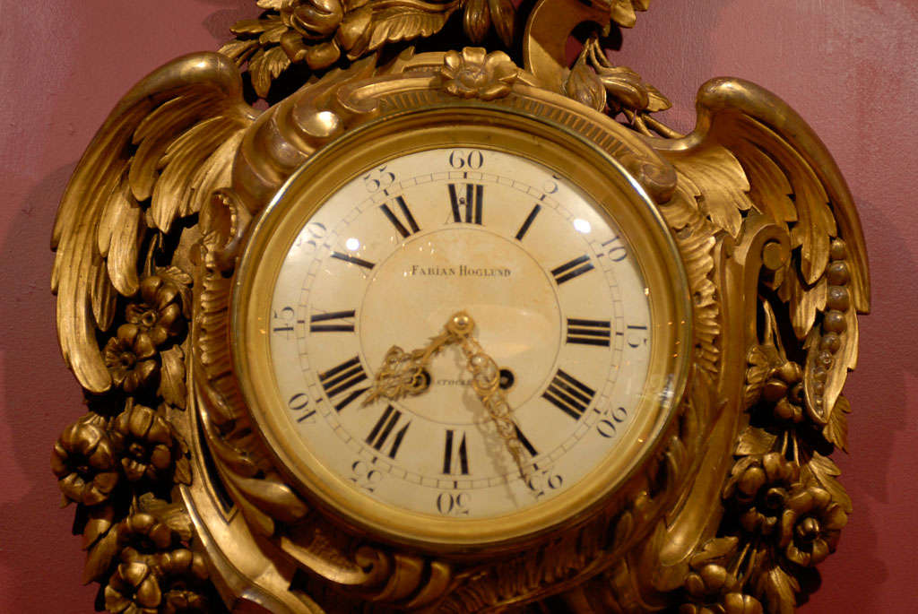 Giltwood Cartel Clock In Excellent Condition For Sale In Atlanta, GA