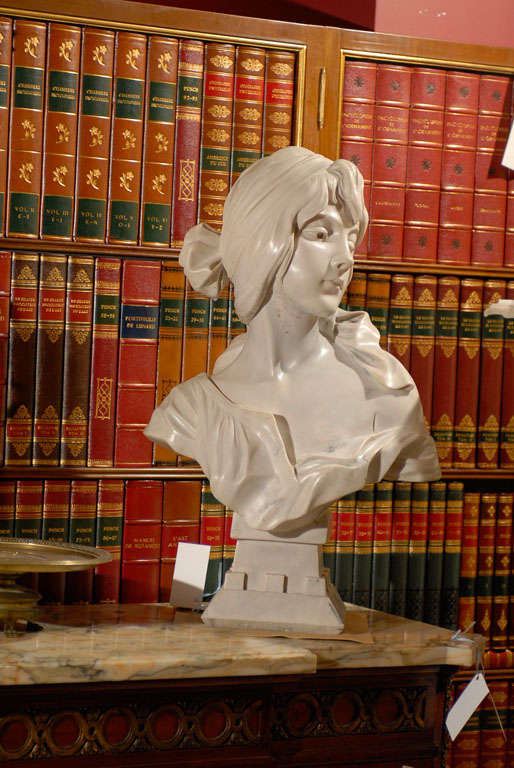 Magnifique buste de jeune fille en marbre sculpté à la main
DIMENSIONS : H 25 in. x Dm 15 in.
                        H 63,5 cm x Dm 38,1 cm
CW3389