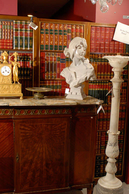 Français Buste de femme en marbre sculpté à la main en vente