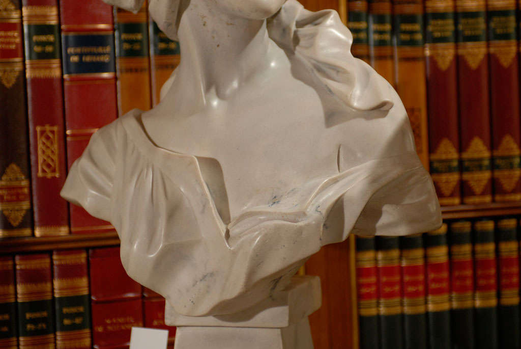20ième siècle Buste de femme en marbre sculpté à la main en vente