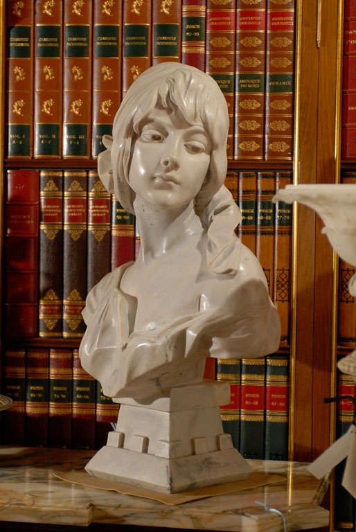 Buste de femme en marbre sculpté à la main en vente 1