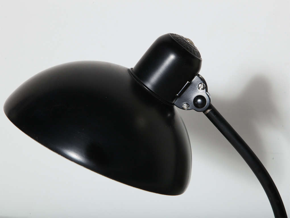 Schwarze Tischlampe „Idell“ von Christian Dell für Kaiser mit breitem schwarzem Schirm, 1930er Jahre im Zustand „Gut“ im Angebot in Bainbridge, NY