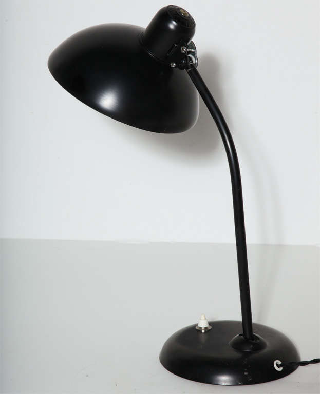Schwarze Tischlampe „Idell“ von Christian Dell für Kaiser mit breitem schwarzem Schirm, 1930er Jahre (Industriell) im Angebot