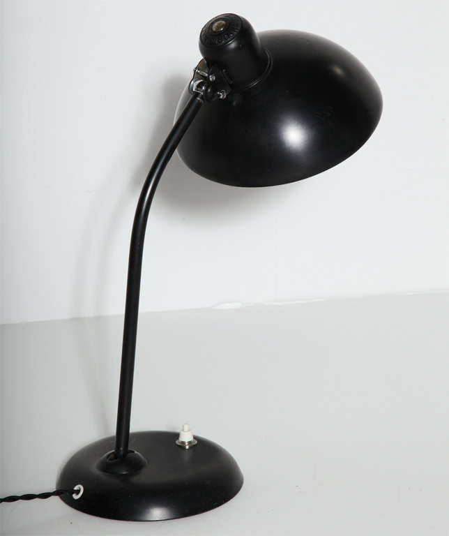 Schwarze Tischlampe „Idell“ von Christian Dell für Kaiser mit breitem schwarzem Schirm, 1930er Jahre (Deutsch) im Angebot