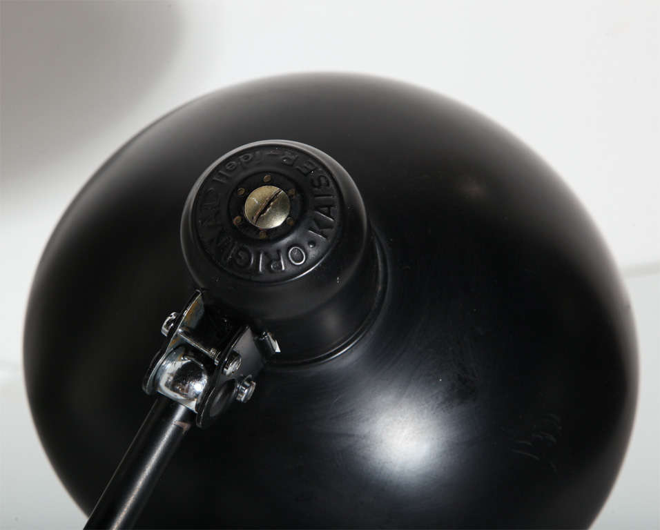Schwarze Tischlampe „Idell“ von Christian Dell für Kaiser mit breitem schwarzem Schirm, 1930er Jahre (Mitte des 20. Jahrhunderts) im Angebot