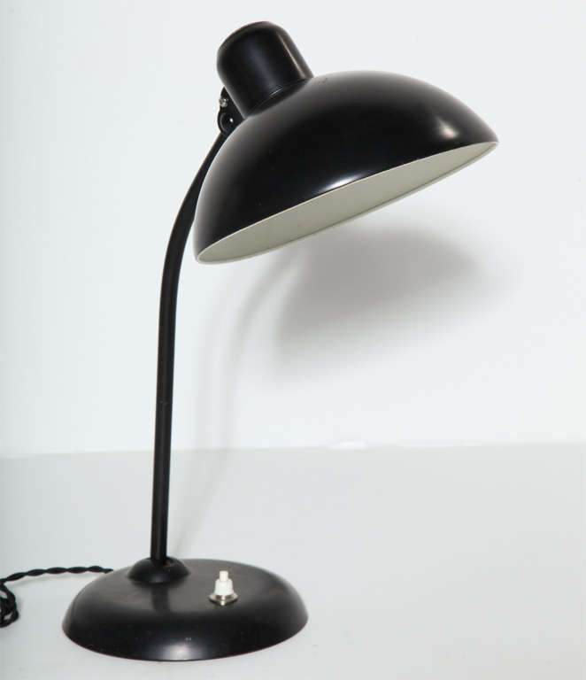Laqué Lampe de bureau noire «dell » de Christian Dell pour Kaiser avec large abat-jour noir, années 1930 en vente