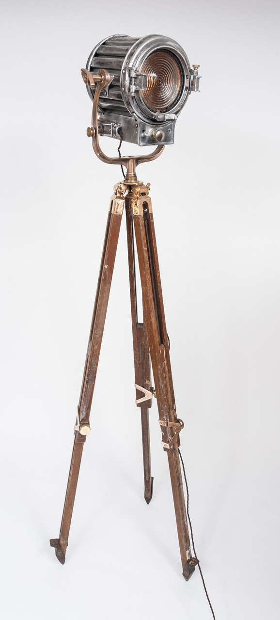 Mole Richardson Tripod Lamp with 6 inch diameter Spotlight.
Hight adjusted from 140 - 190cm.