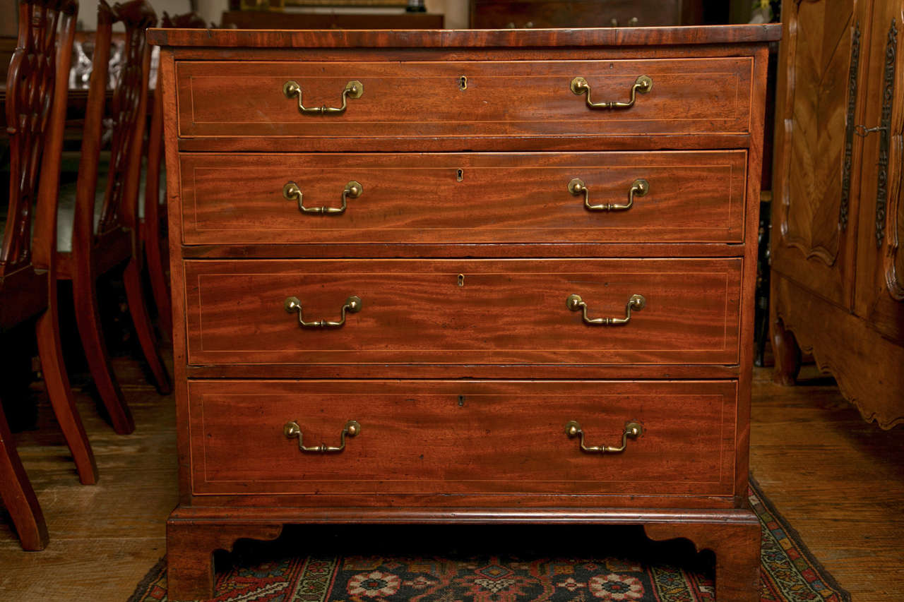 Mahogany Bachelor's Chest of Drawers with Banding In Excellent Condition For Sale In Woodbury, CT