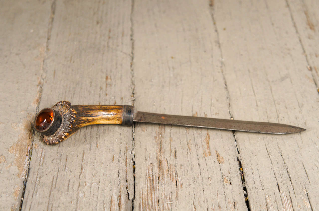 An antique Scottish sgian-dubh, worn as part of traditional Scottish Highland dress along with the kilt. Originally used for eating and preparing fruit, meat, and cutting bread and cheese – as well as serving for other more general day to day uses