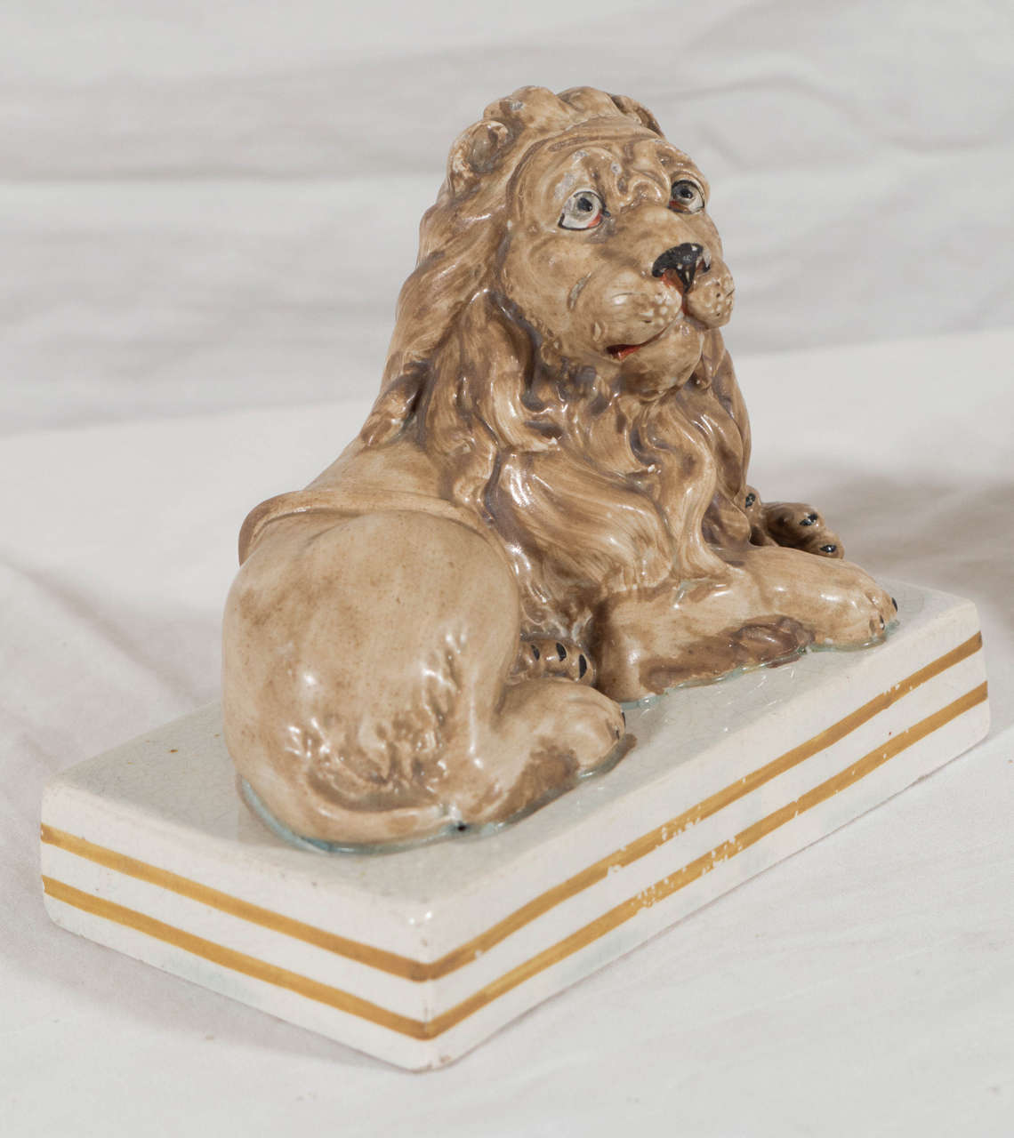Pair of Early 19th Century English Staffordshire Lions In Excellent Condition In Katonah, NY