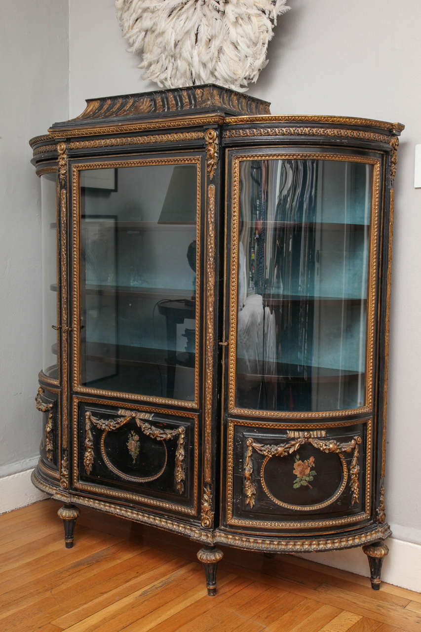 Elegant French painted and parcel gilt mahogany vitrine from early 20th century.