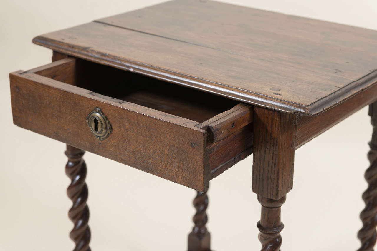 twist leg table
