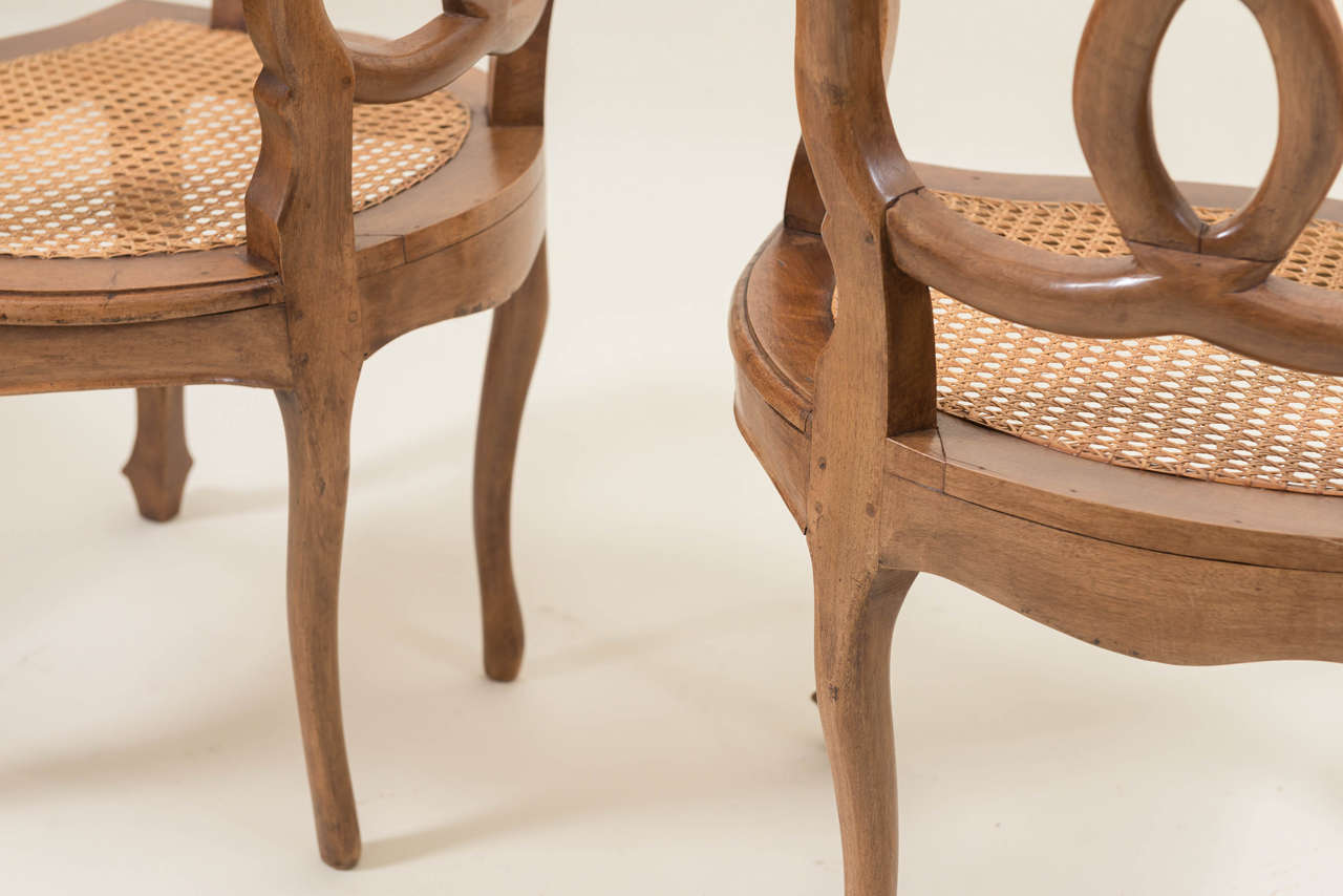 Paar italienische Sessel aus Nussbaumholz im Angebot 3
