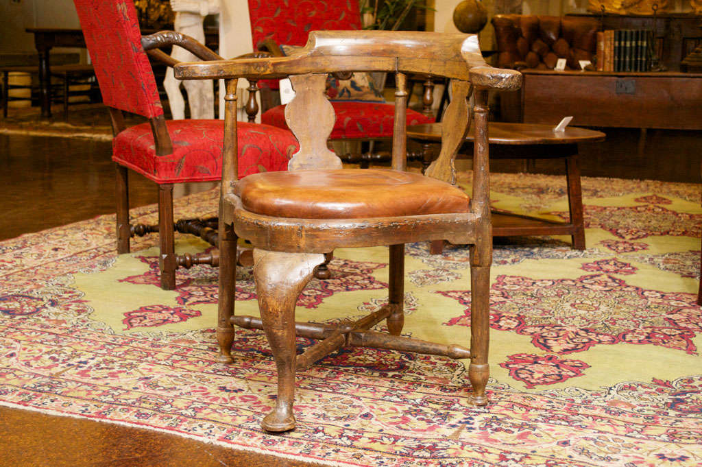 Italian Walnut Corner Chair with Leather Drop Seat, circa 1780 3